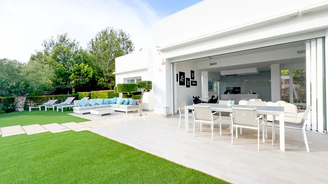 Villa te verkoop in Las Colinas Golf Resort