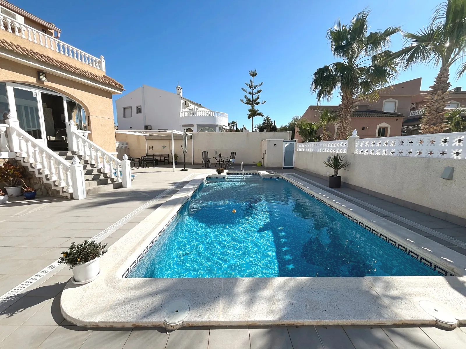 Villa for sale in Benijófar