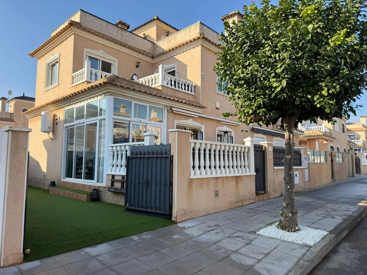 Semi-detached Villa à la vente à Torre De La Horadada