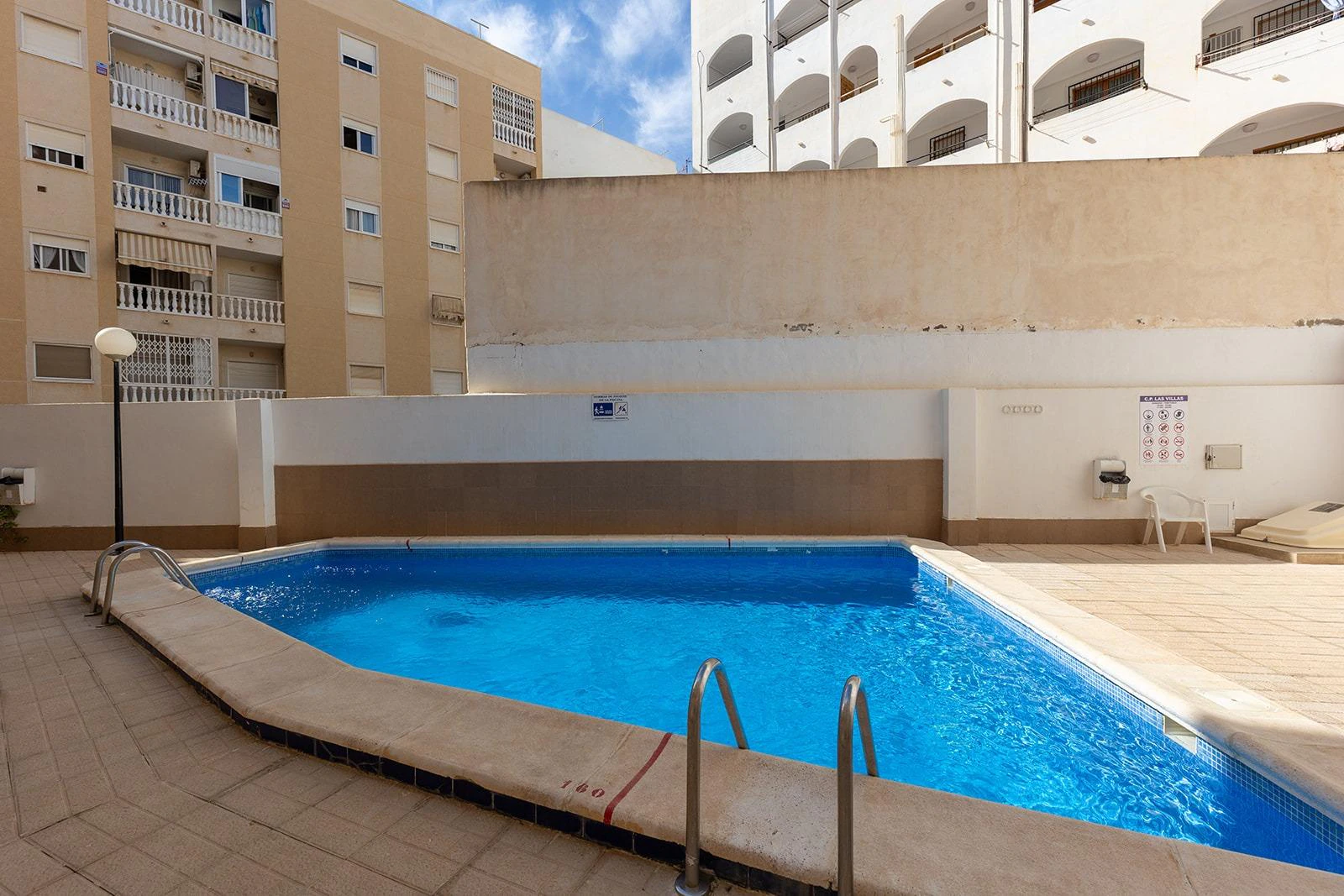 Opportunity next to Los Locos beach, 2 bedrooms, pool and garage