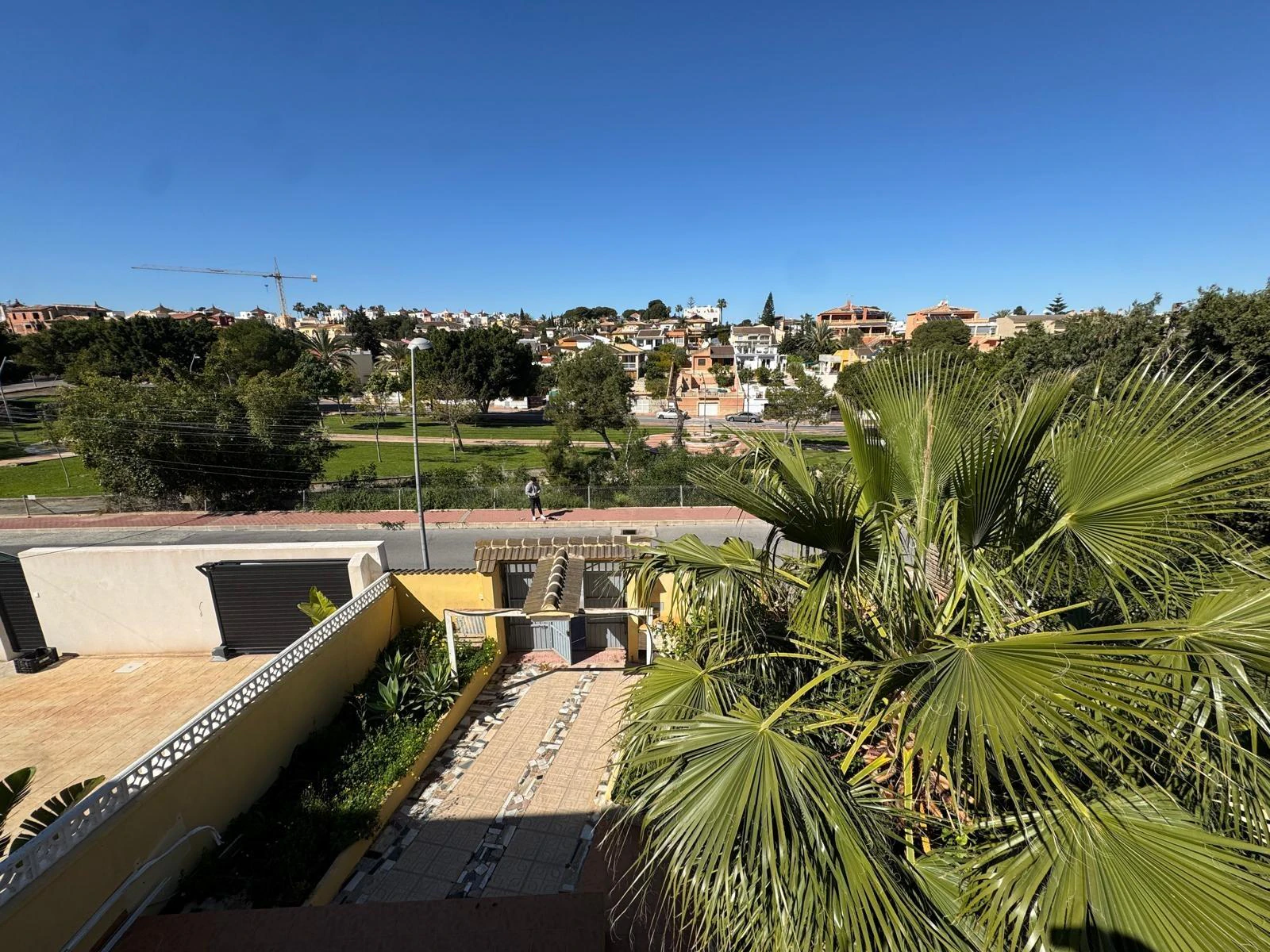 Chalet mitoyen avec grand terrain et magnifiques vues à Torrevieja – Quartier Los Balcones