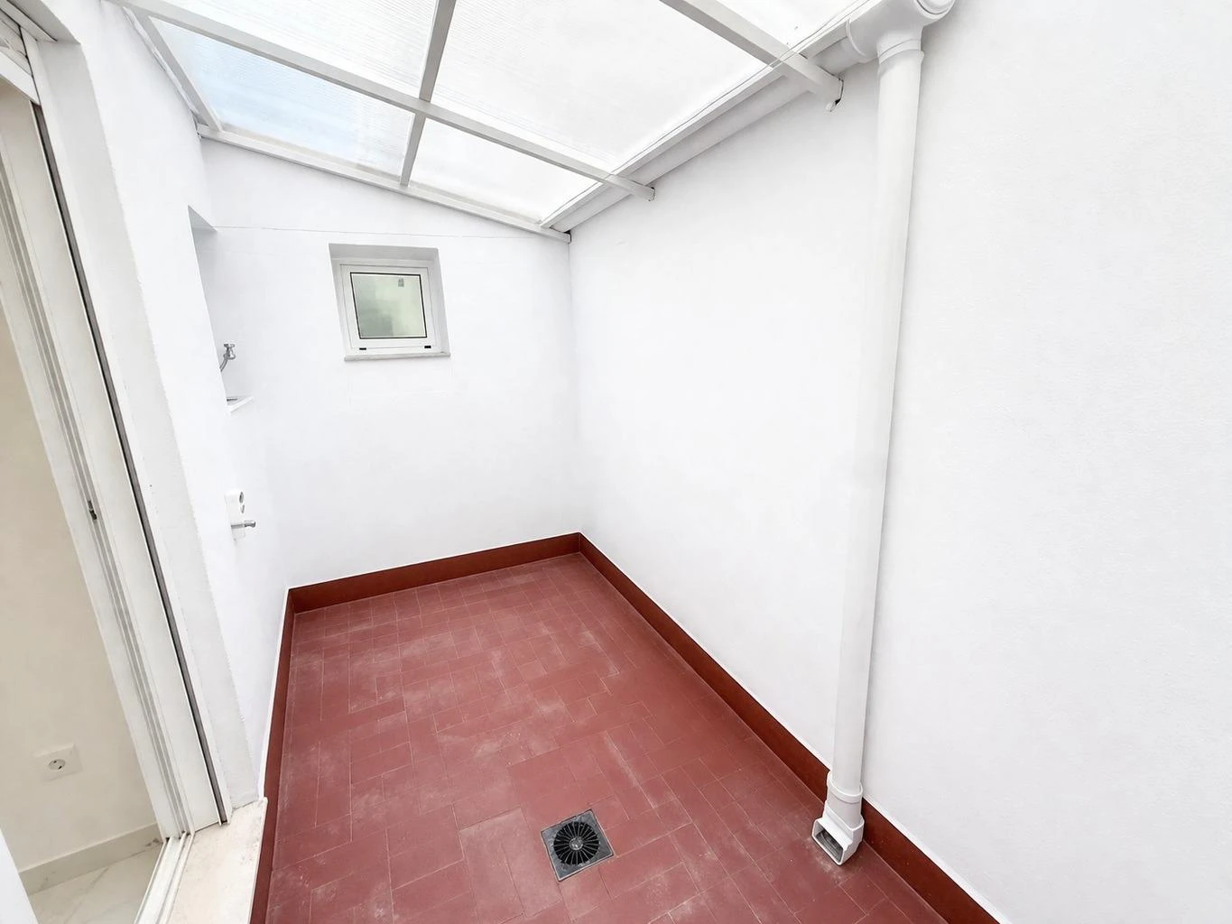 Opportunity to buy a renovated 2-bedroom apartment with a swimming pool
