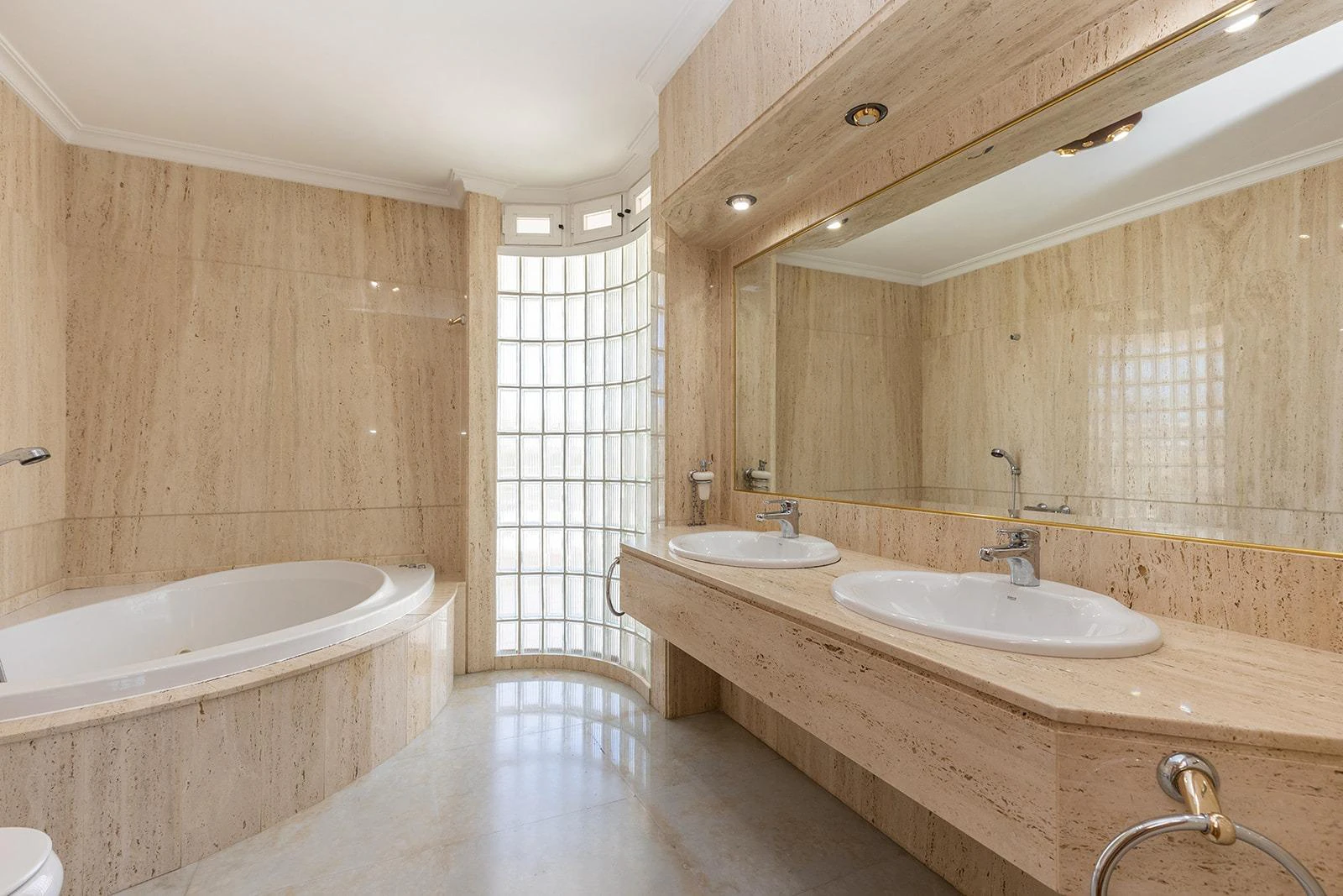 Opportunity for a luxury villa with more than 500m2 of living space