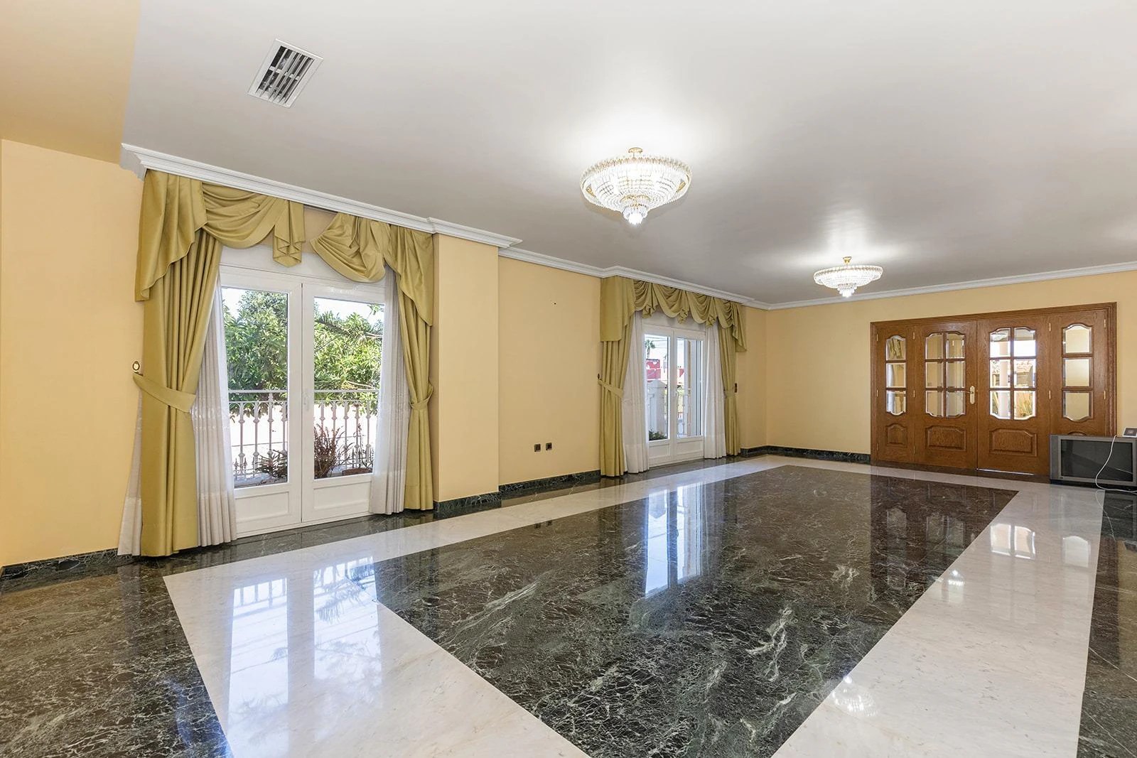 Opportunity for a luxury villa with more than 500m2 of living space