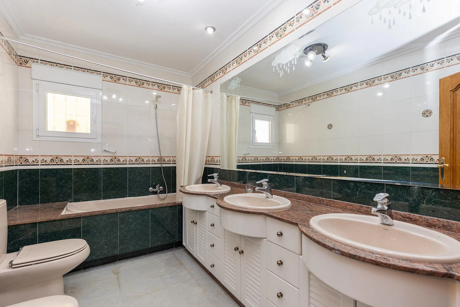 Opportunity for a luxury villa with more than 500m2 of living space