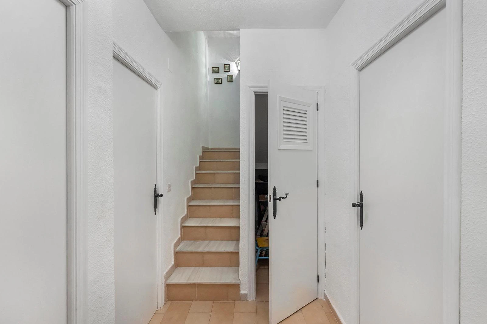 Townhouse in Residencial Calas Blancas – 6 Bedrooms - Only 500m from Playa del Cura ️