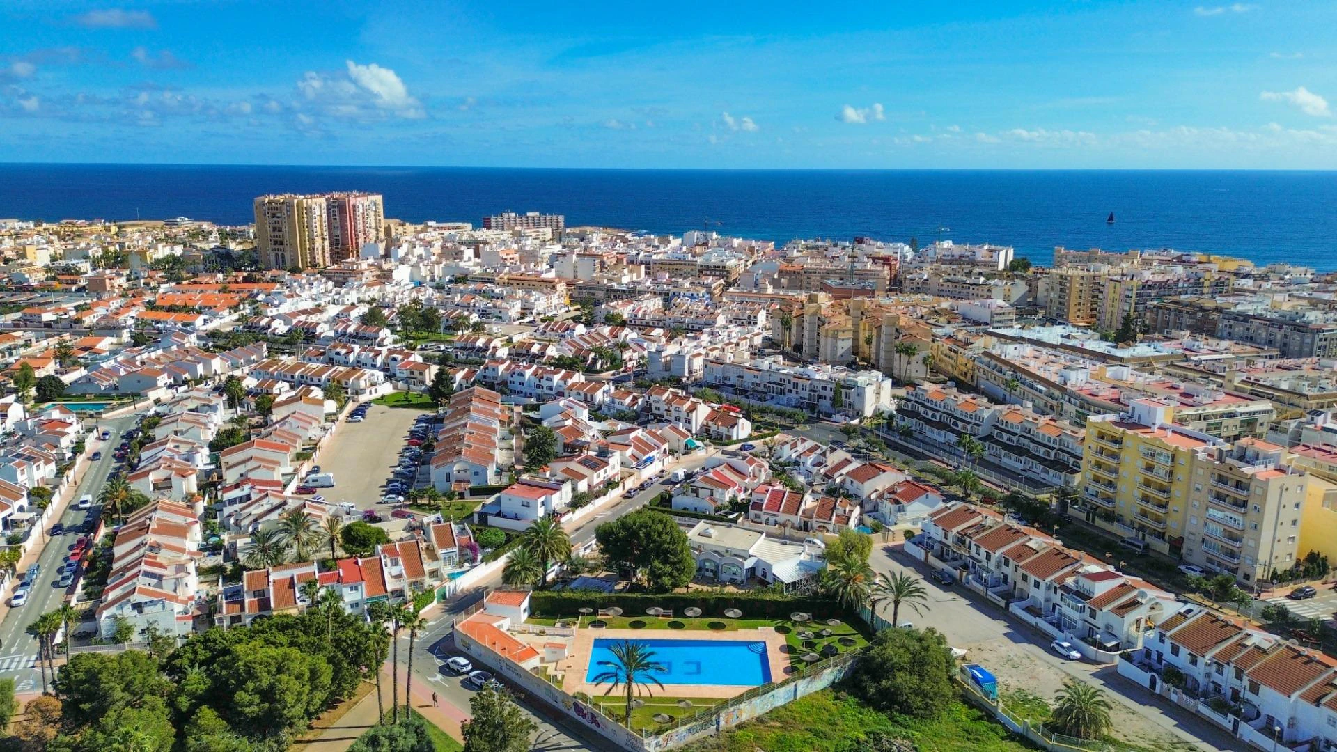 Townhouse in Residencial Calas Blancas – 6 Bedrooms - Only 500m from Playa del Cura ️
