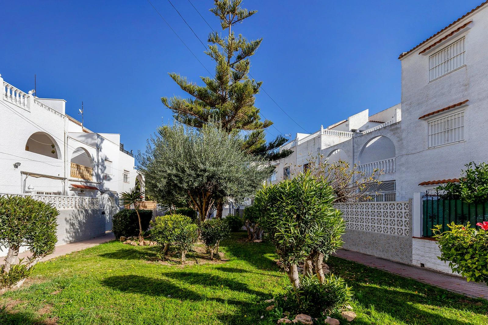 Townhouse in Residencial Calas Blancas – 6 Bedrooms - Only 500m from Playa del Cura ️