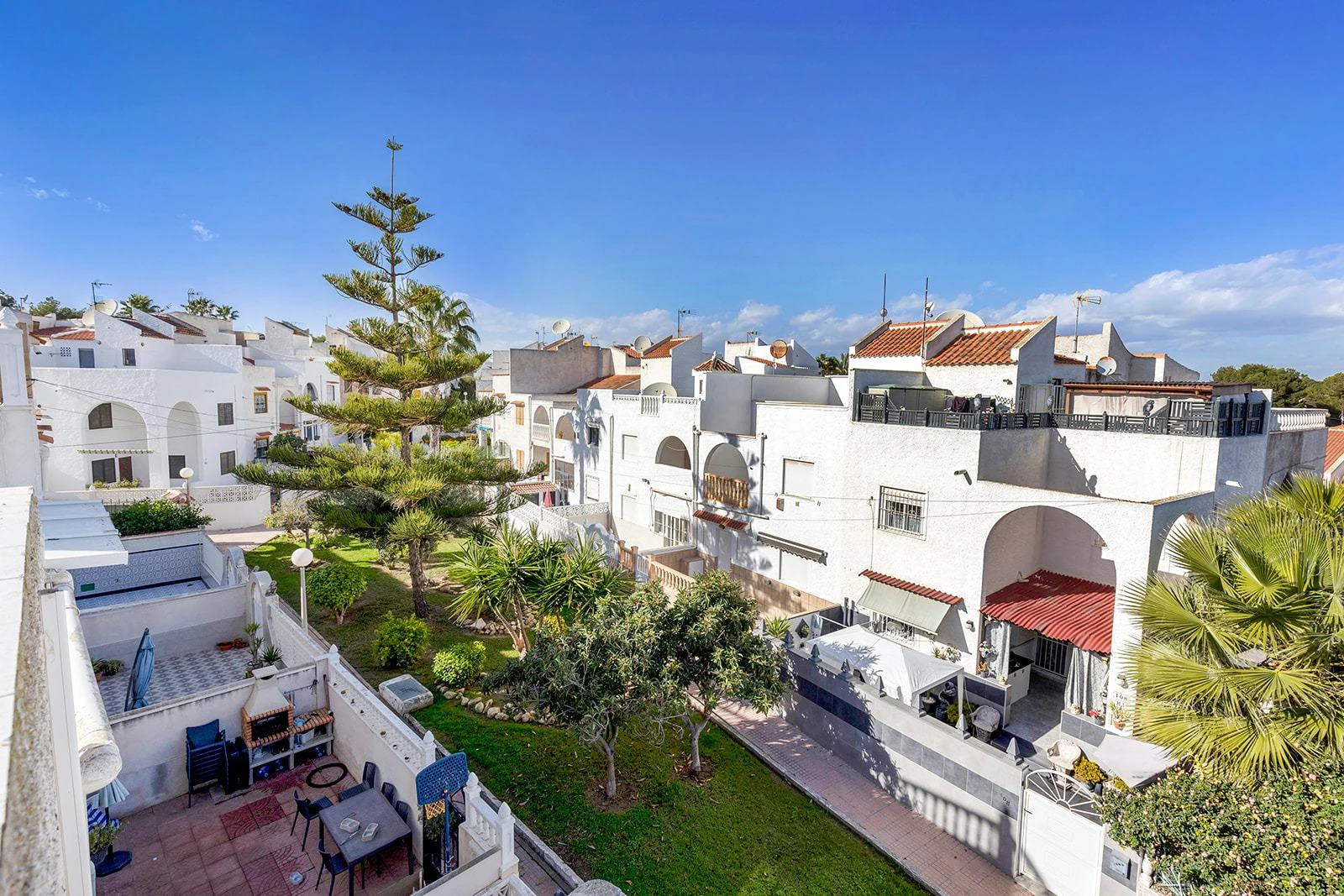 Townhouse in Residencial Calas Blancas – 6 Bedrooms - Only 500m from Playa del Cura ️