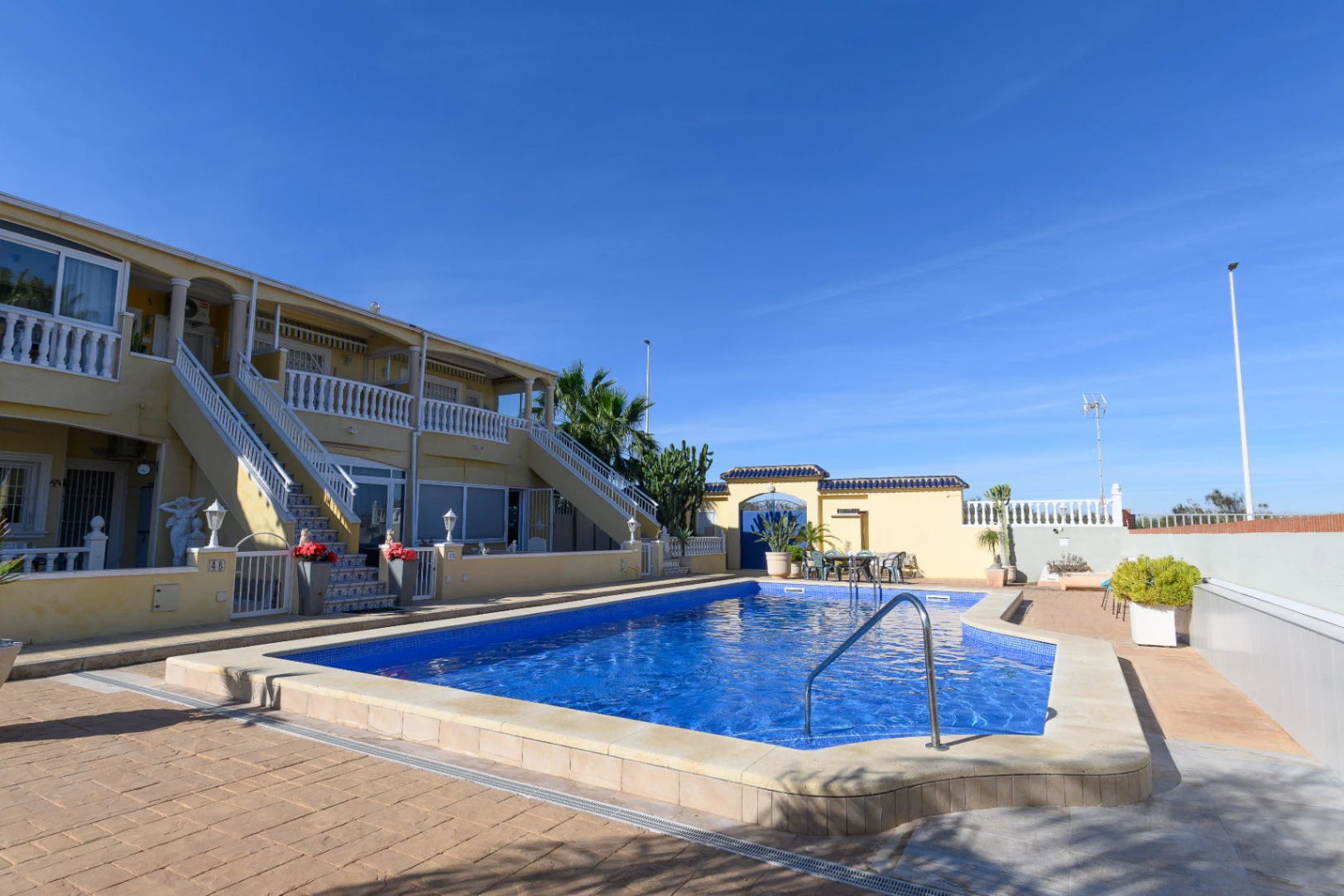 Erdgeschoss-Bungalow zu verkaufen – La Mata Gebiet, große Außenfläche, Poolblick