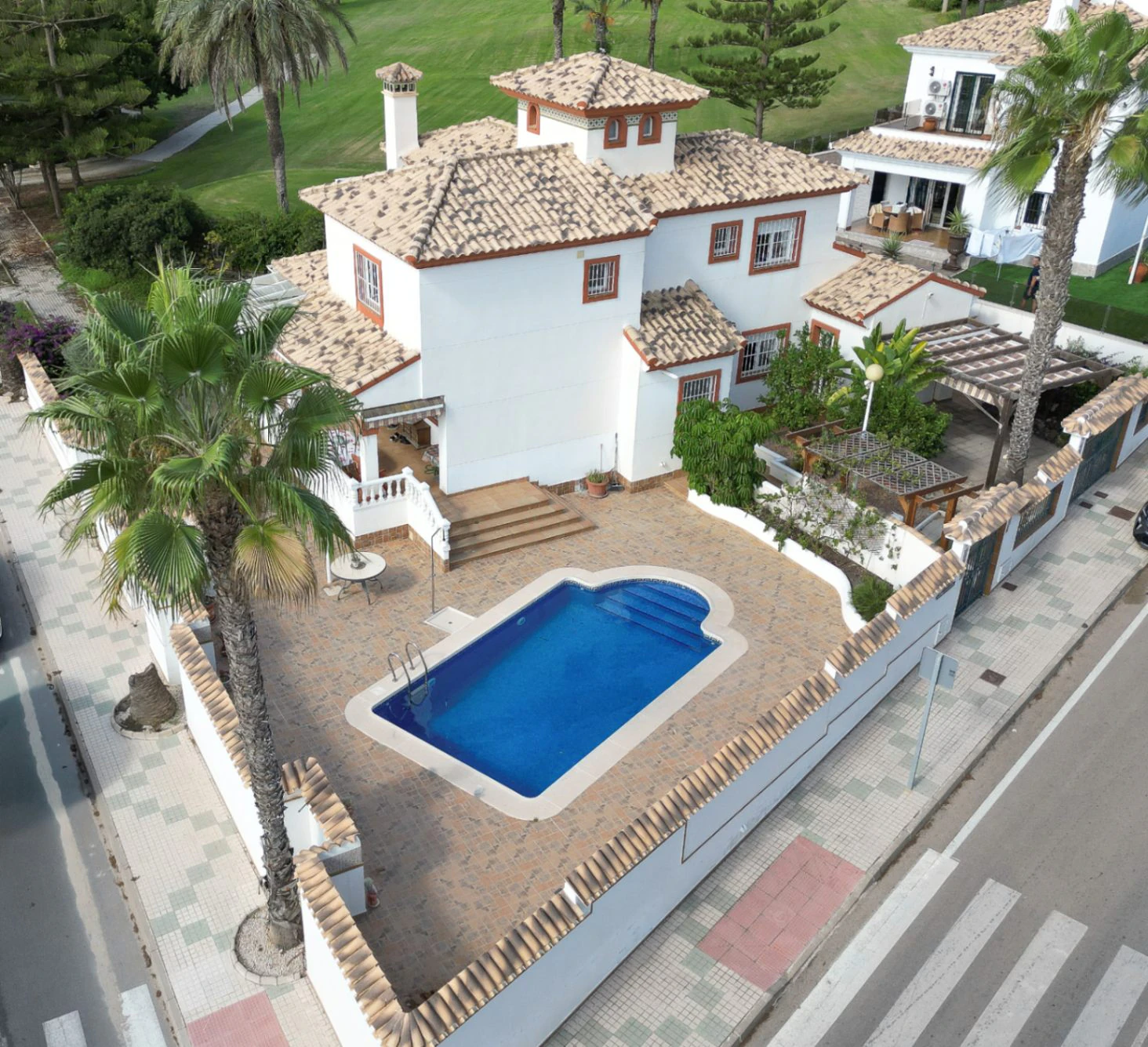 Villa i Campoamor med utsikt over golfbanen og gangavstand til fasiliteter