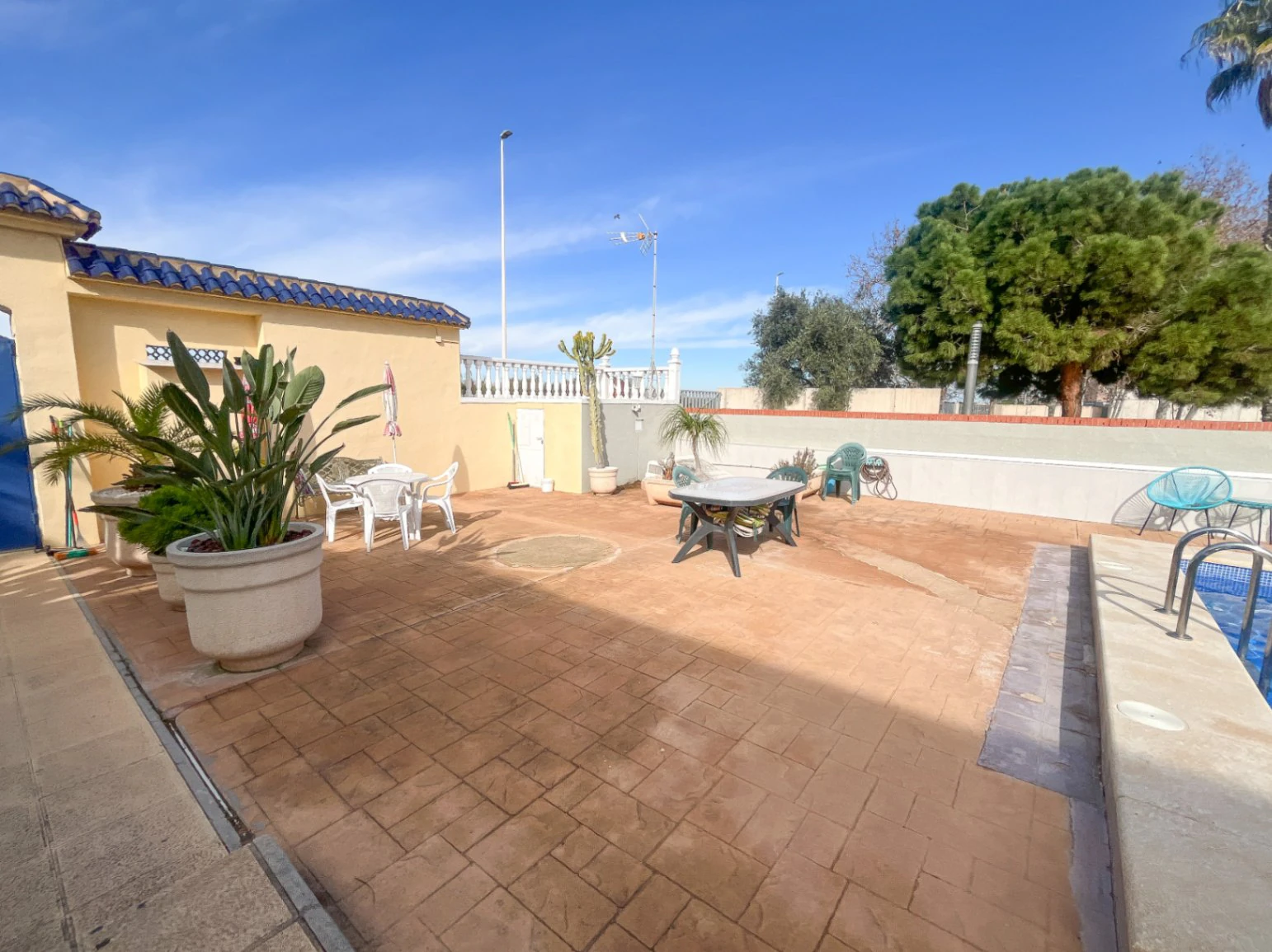 Erdgeschoss-Bungalow zu verkaufen – La Mata Gebiet, große Außenfläche, Poolblick