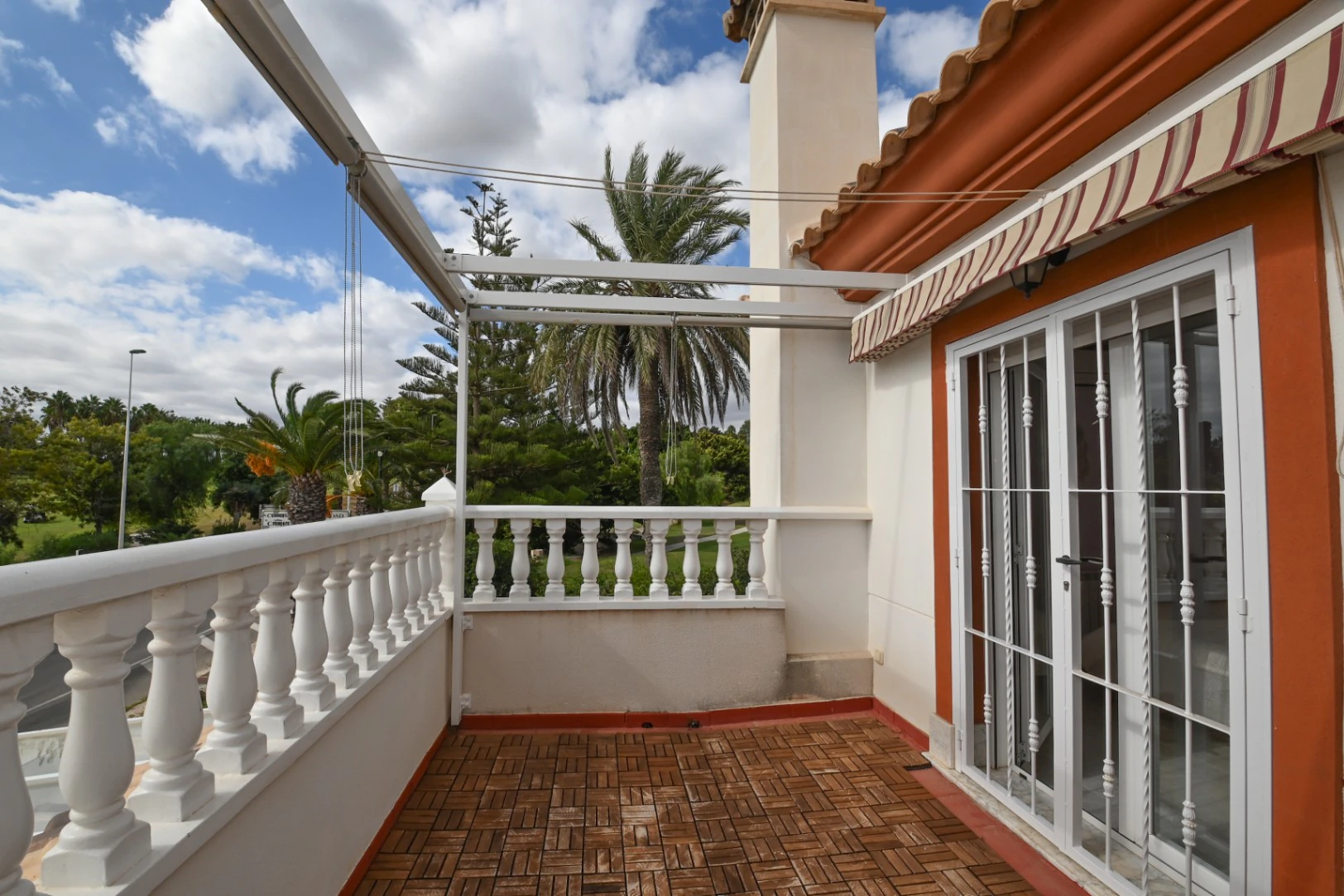 Villa i Campoamor med utsikt over golfbanen og gangavstand til fasiliteter