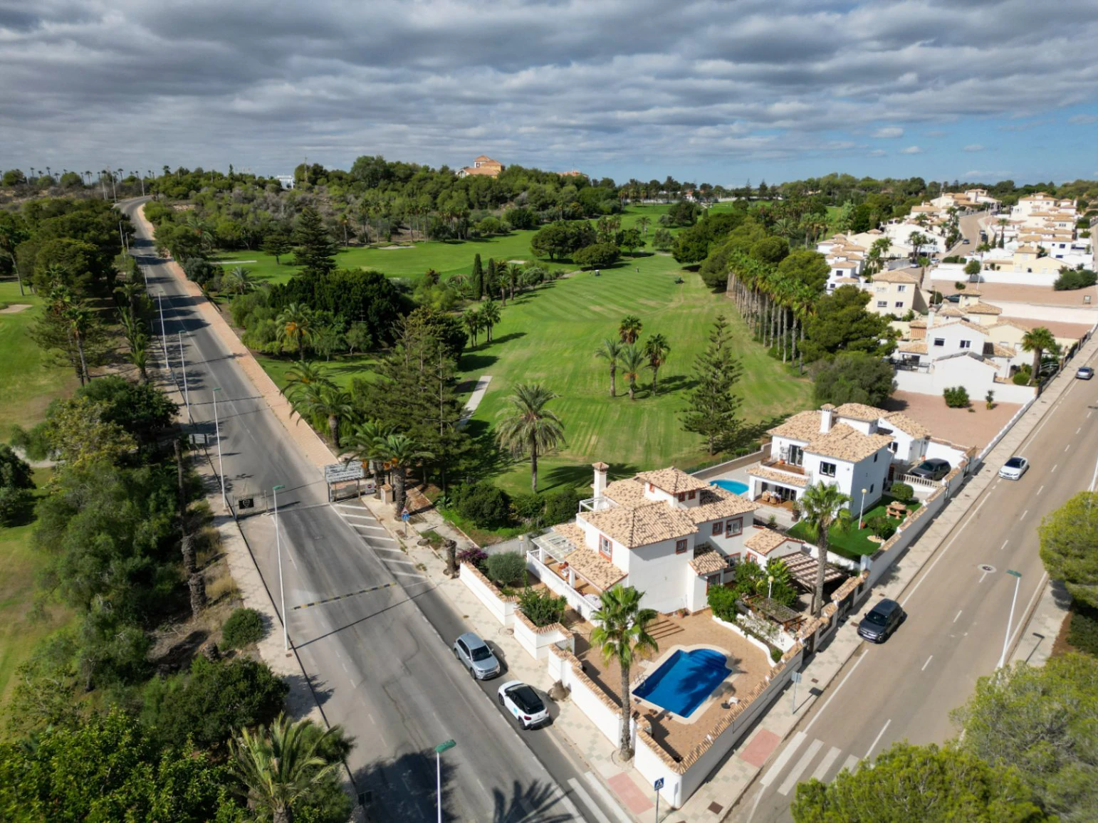 Villa i Campoamor med utsikt over golfbanen og gangavstand til fasiliteter