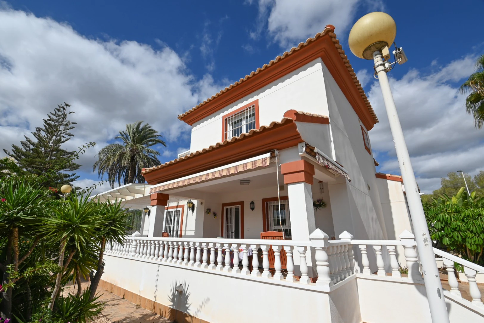 Villa i Campoamor med utsikt over golfbanen og gangavstand til fasiliteter