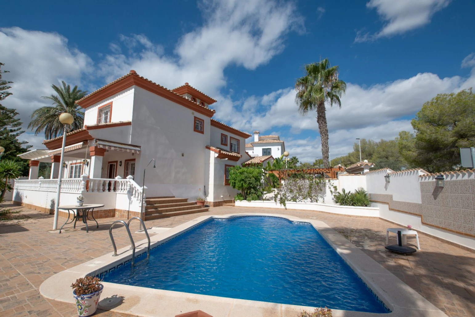 Villa i Campoamor med utsikt over golfbanen og gangavstand til fasiliteter