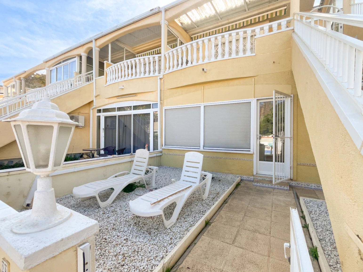 Erdgeschoss-Bungalow zu verkaufen – La Mata Gebiet, große Außenfläche, Poolblick