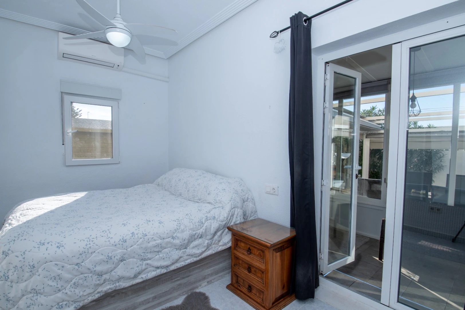 Erdgeschoss-Bungalow zu verkaufen – La Mata Gebiet, große Außenfläche, Poolblick