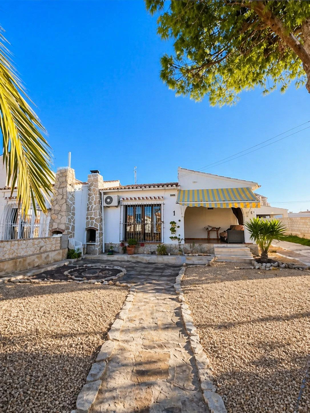 Opportunité de rénovation à Aguas Nuevas, terrain de près de 600 m2