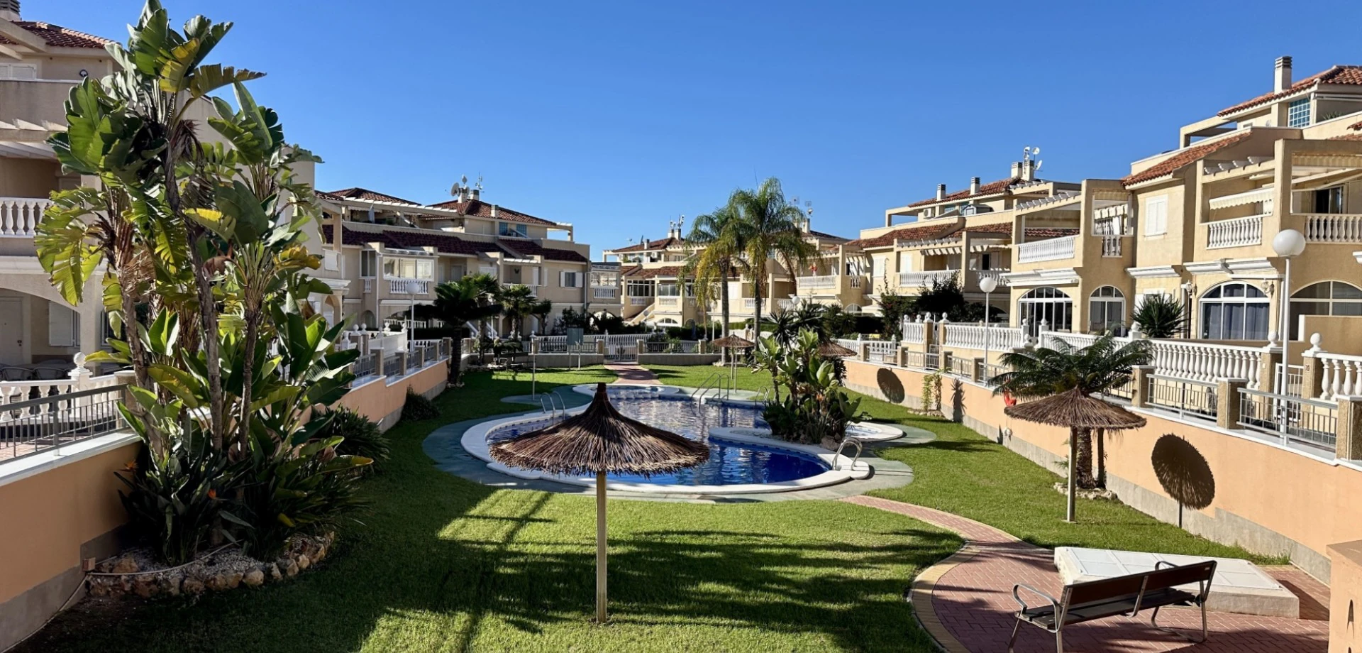 Tvåvåningshus till försäljning i Orihuela Costa