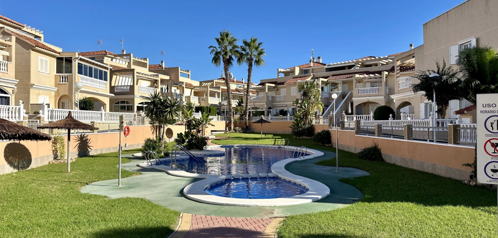 Tvåvåningshus till försäljning i Orihuela Costa