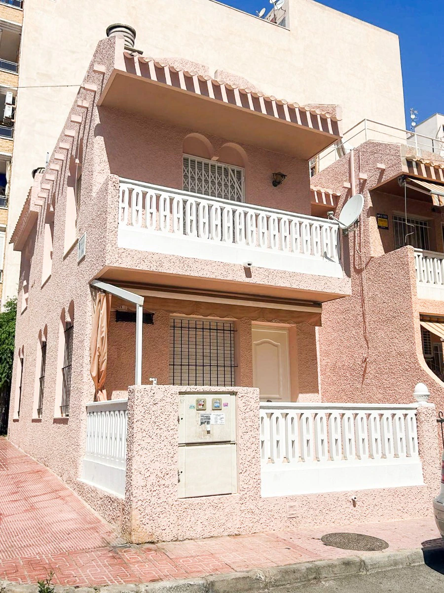 Tvåvåningshus till försäljning i Torrevieja