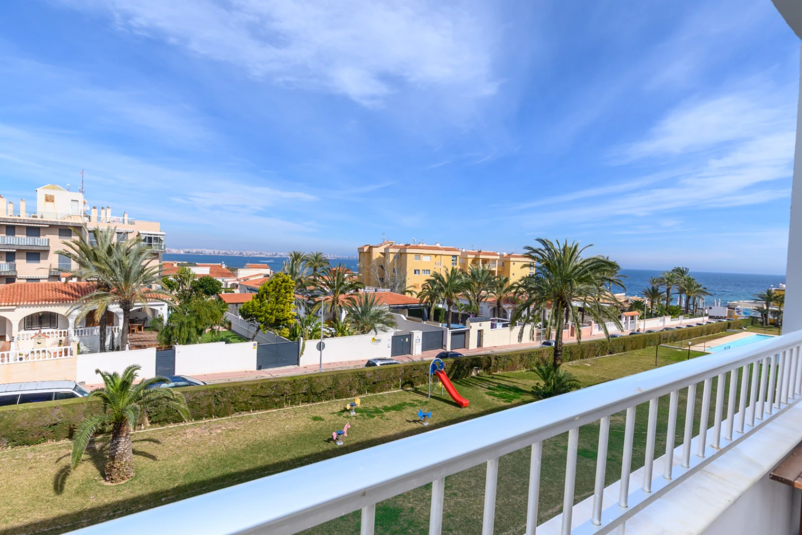 Modern 3-slaapkamer appartement te koop in Punta Prima nabij Cala Piteras