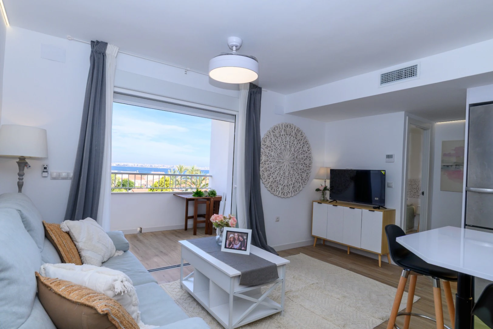 Modern 3-slaapkamer appartement te koop in Punta Prima nabij Cala Piteras