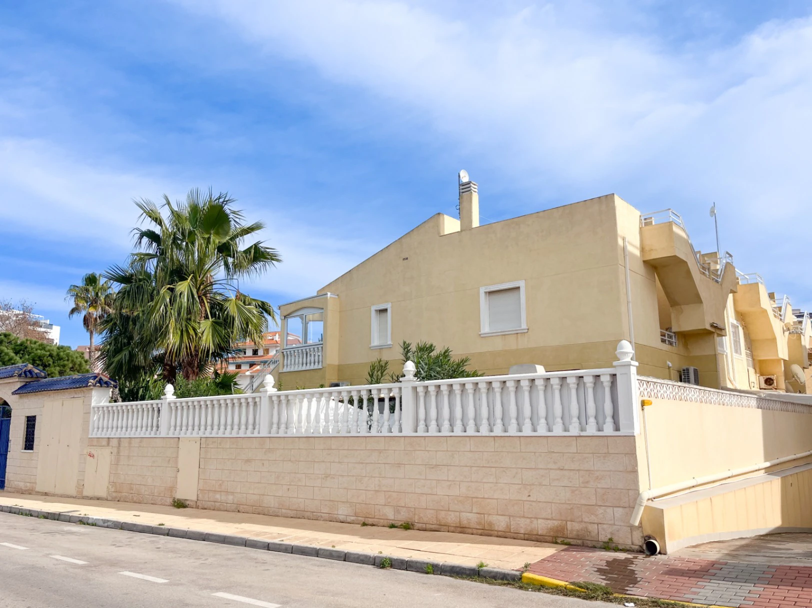 Bungalow au rez-de-chaussée à vendre – Zone de La Mata, Grand Espace Extérieur, Vue sur la Piscine