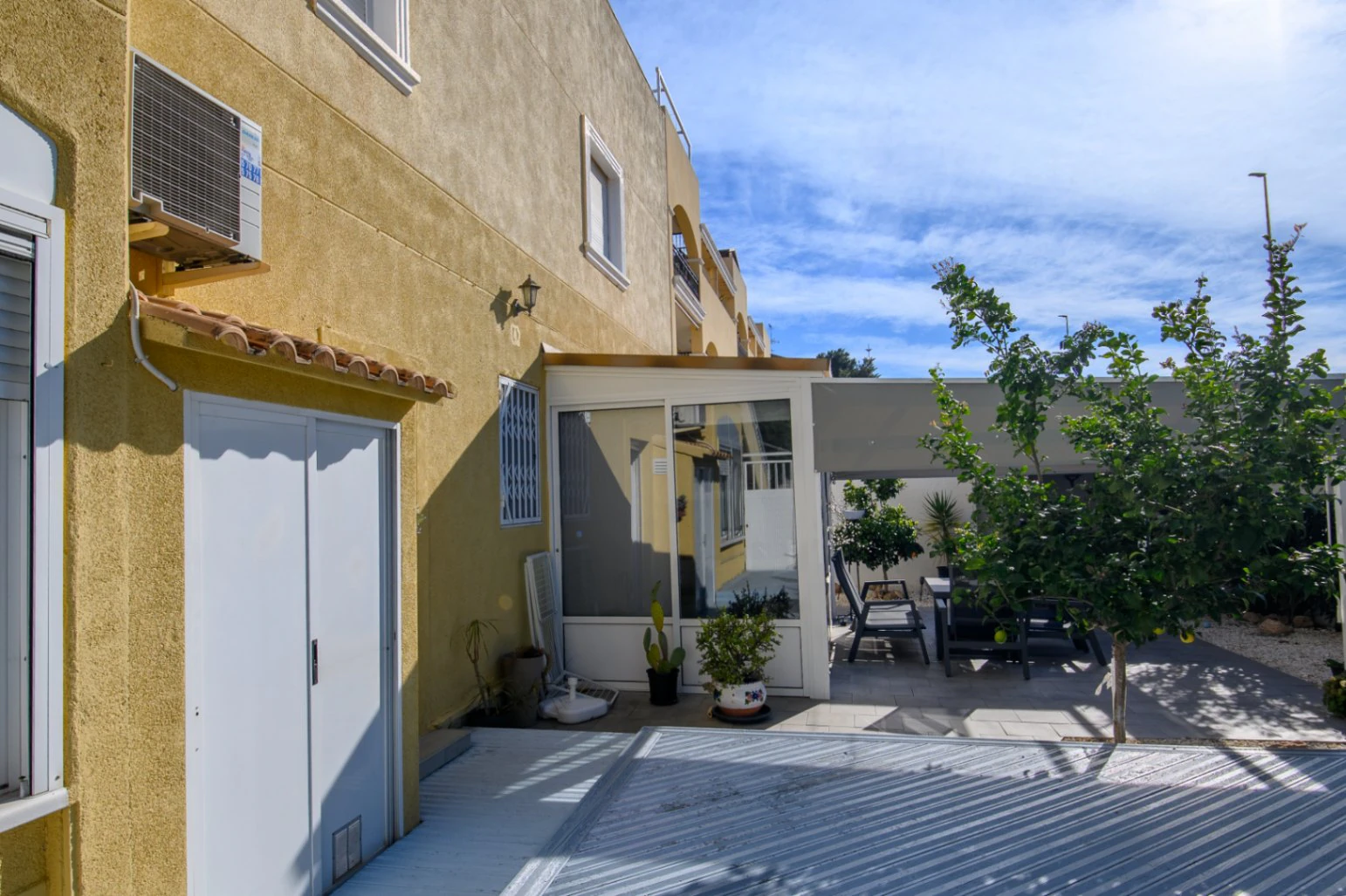 Bungalow au rez-de-chaussée à vendre – Zone de La Mata, Grand Espace Extérieur, Vue sur la Piscine