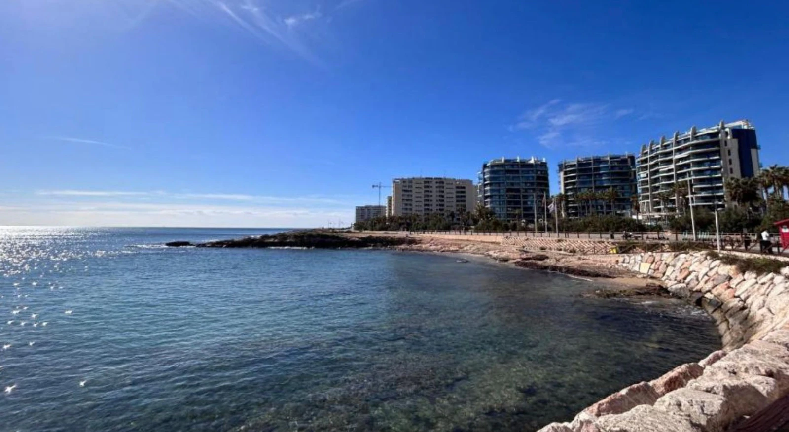 Modern 3-slaapkamer appartement te koop in Punta Prima nabij Cala Piteras