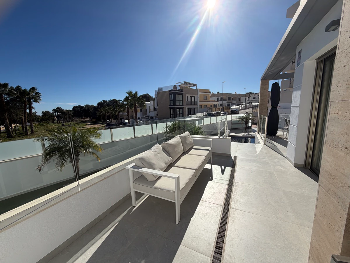 Villa for sale in Villamartin