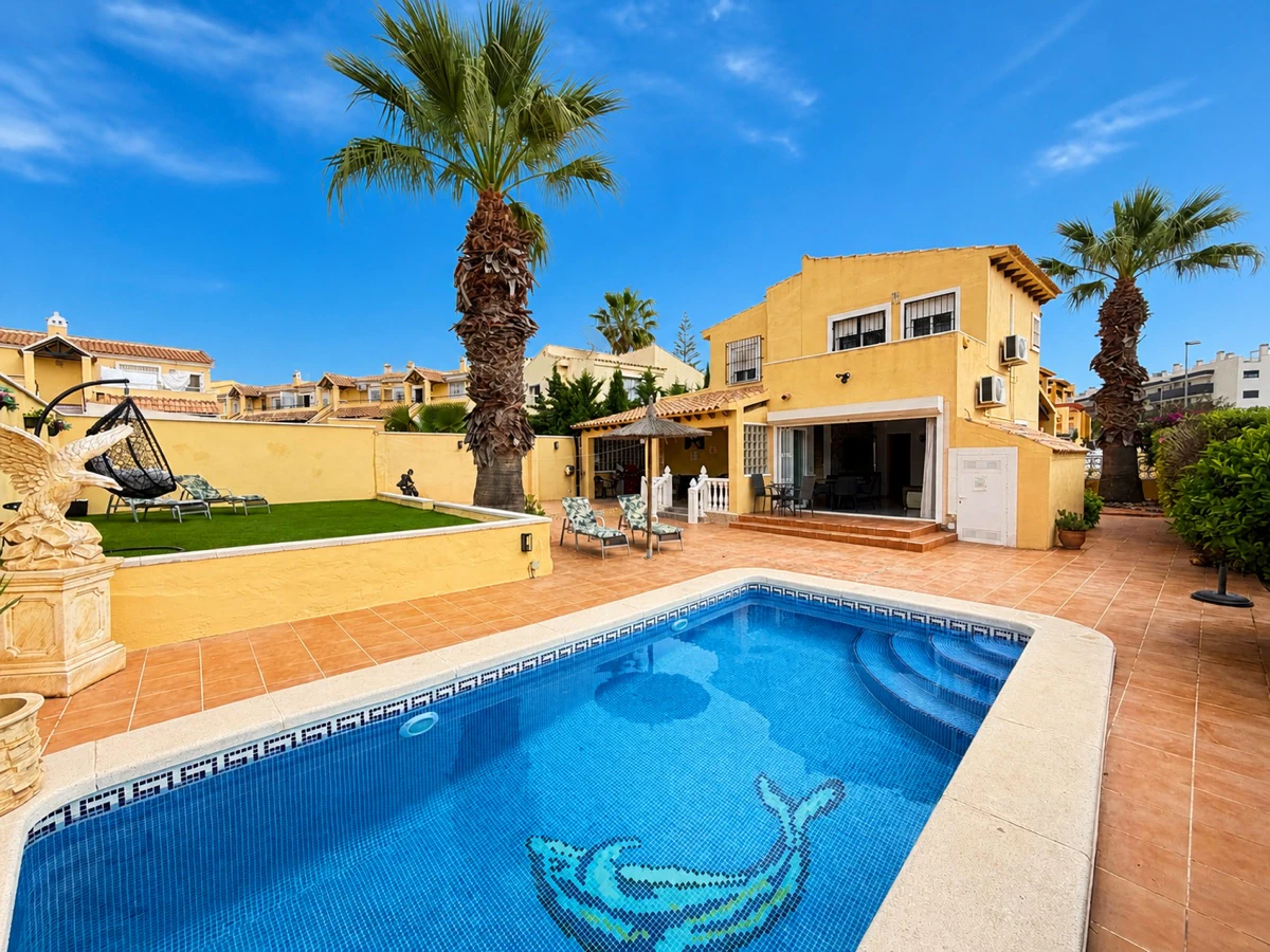 Villa for sale in Villamartin