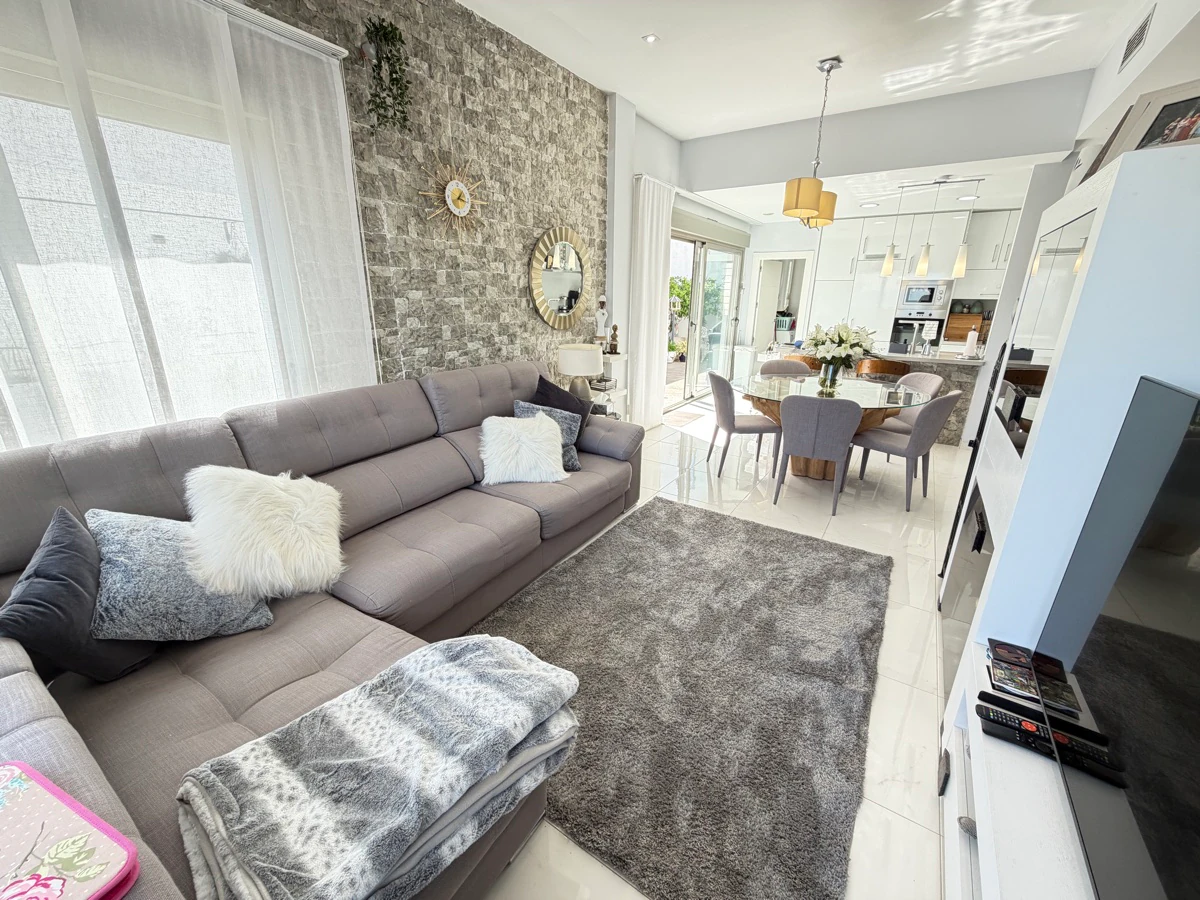Villa for sale in Villamartin