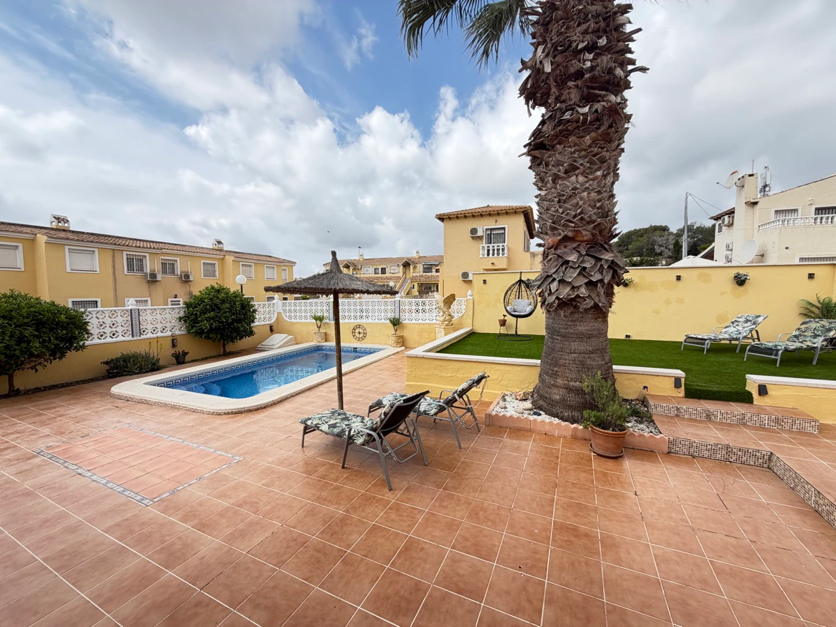 Villa for sale in Villamartin