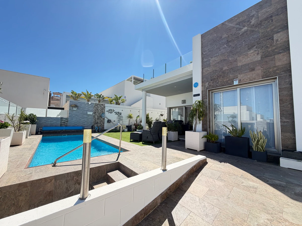 Villa for sale in Villamartin