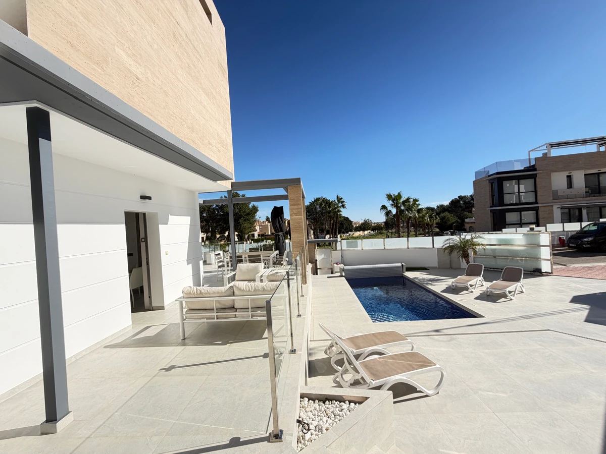 Villa for sale in Villamartin
