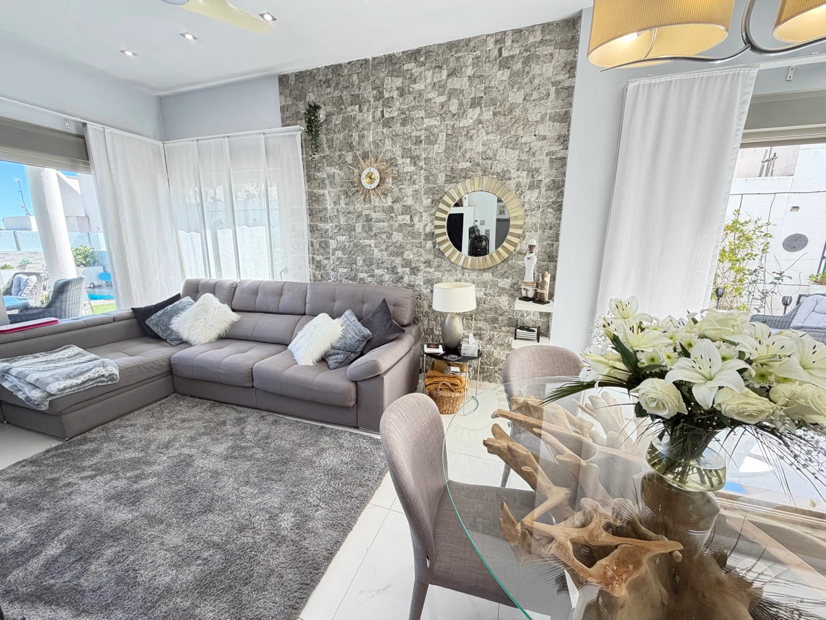 Villa for sale in Villamartin