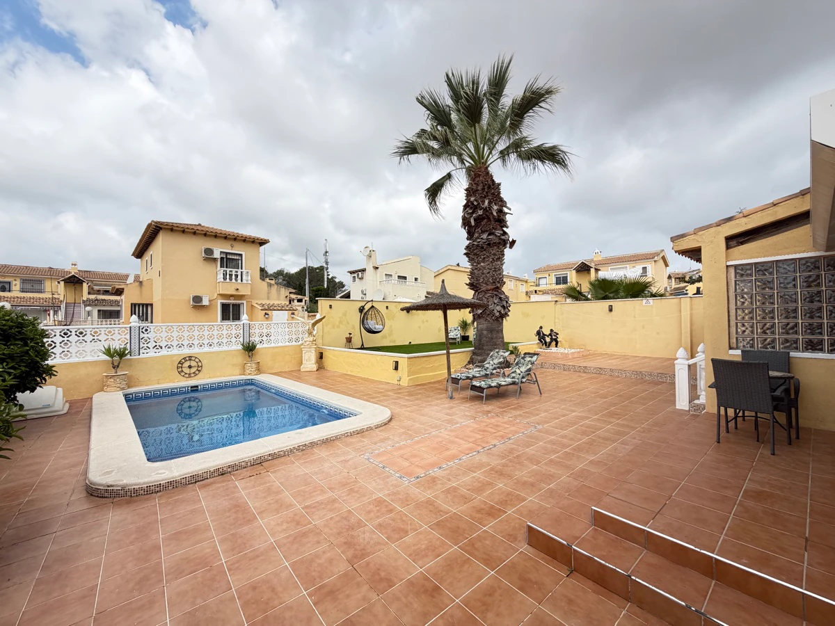 Villa for sale in Villamartin