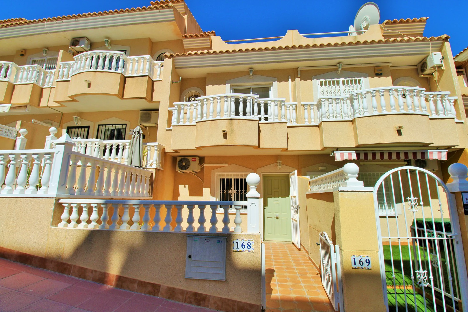 Terraced house for sale in Villamartin