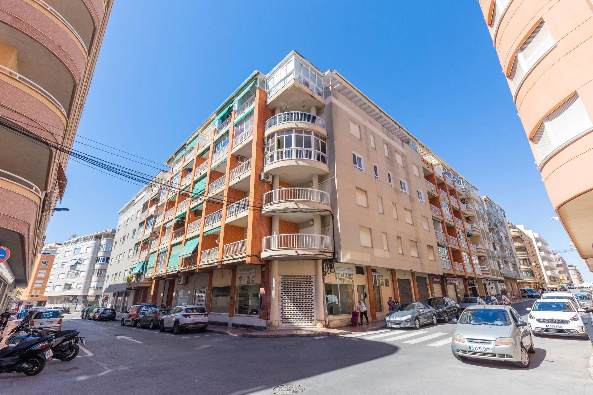 Your seaside retreat in Torrevieja! Impeccable apartment with a large east-facing terrace