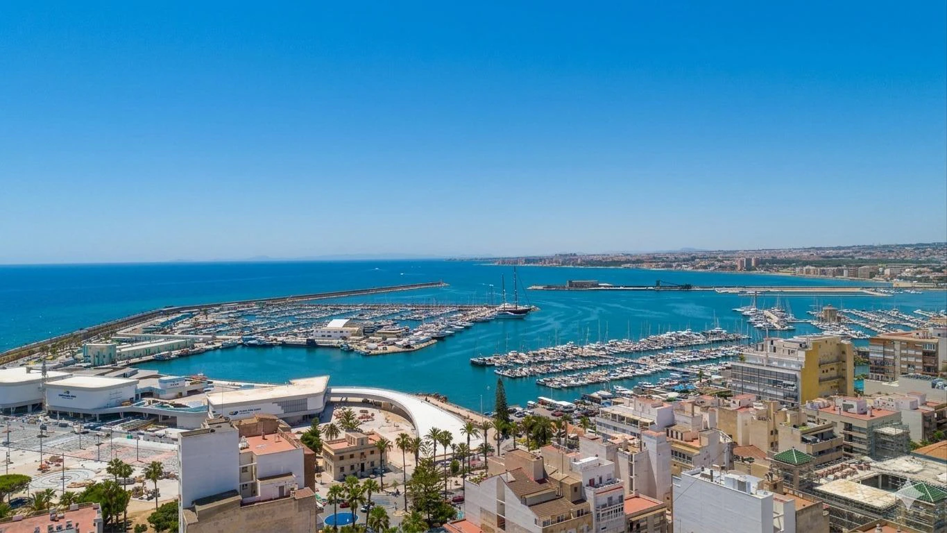 Strategisk beliggenhet og stort verdipotensial i sentrum av Torrevieja.
