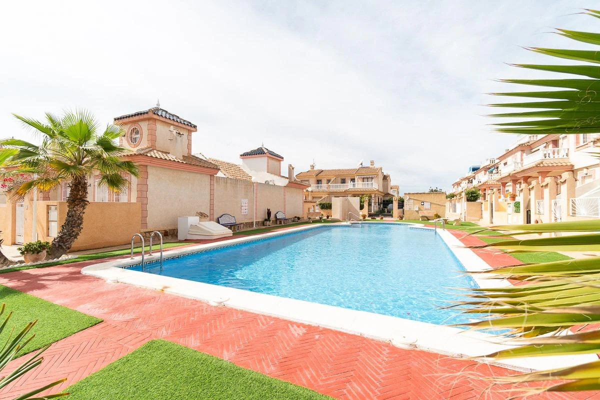 Semi te verkoop in Orihuela Costa
