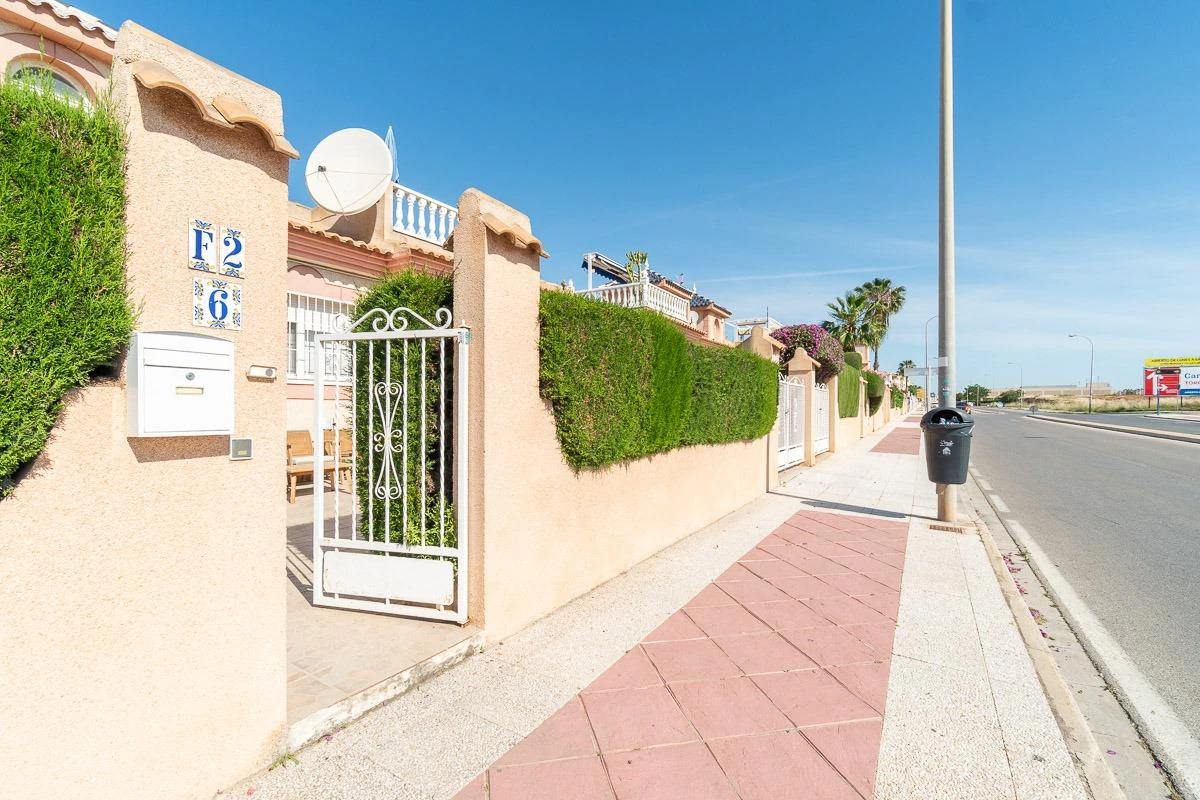 Semi te verkoop in Orihuela Costa