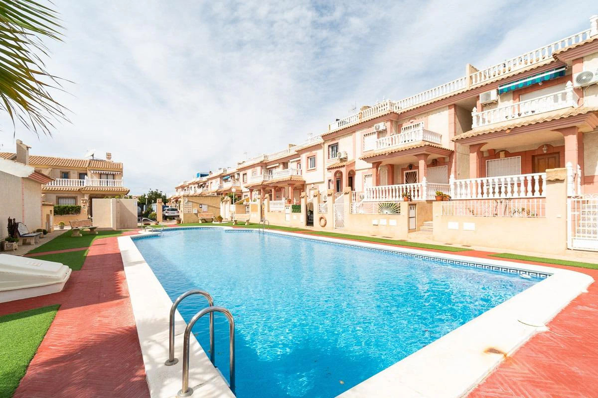 Semi te verkoop in Orihuela Costa