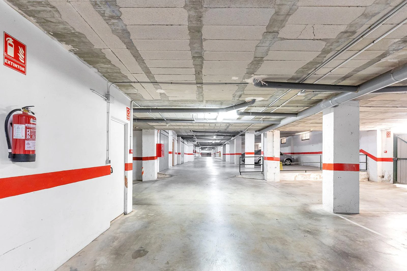 **Takvåning med 3 sovrum • Söderläge • Poolutsikt • Garage**