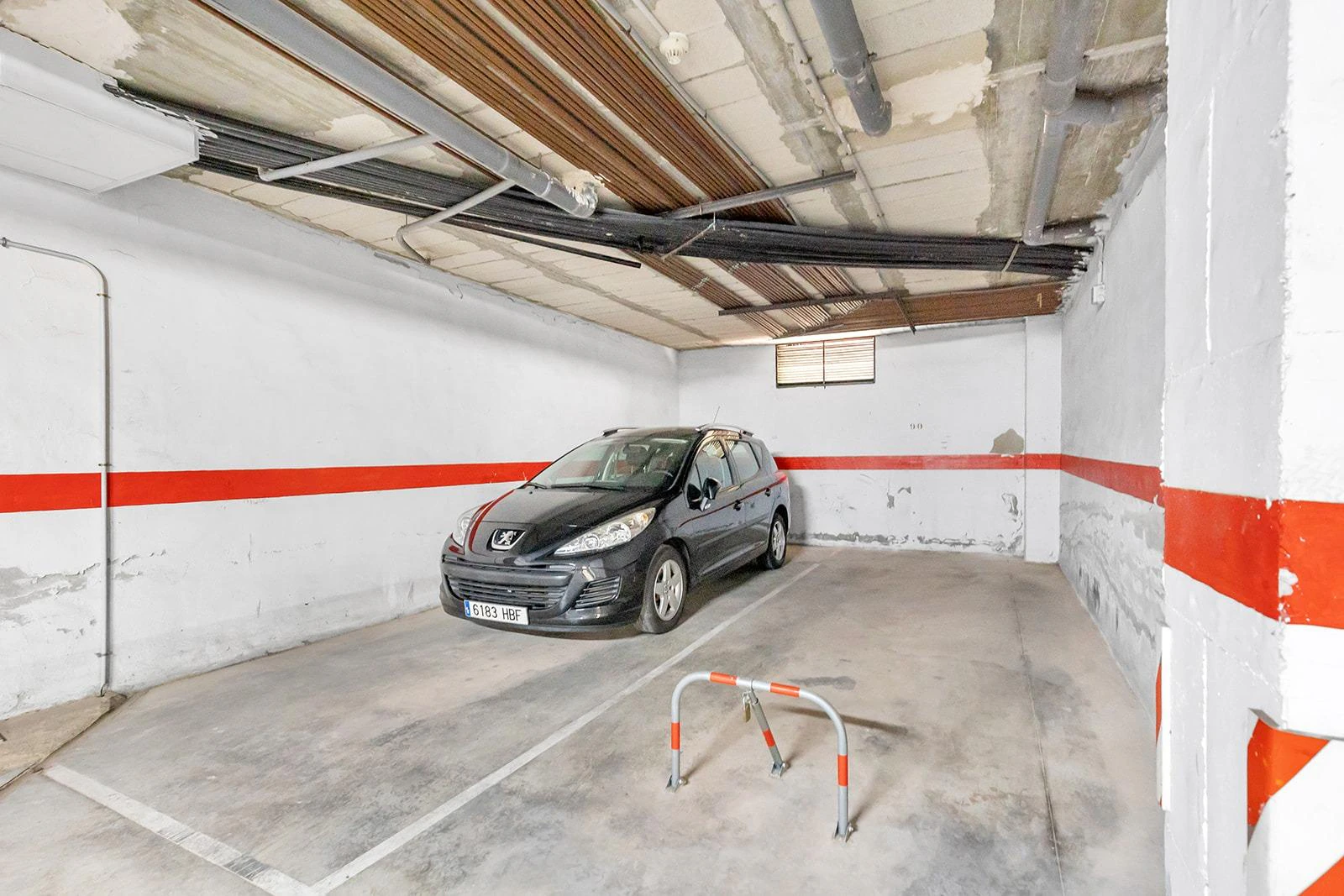 **Takvåning med 3 sovrum • Söderläge • Poolutsikt • Garage**
