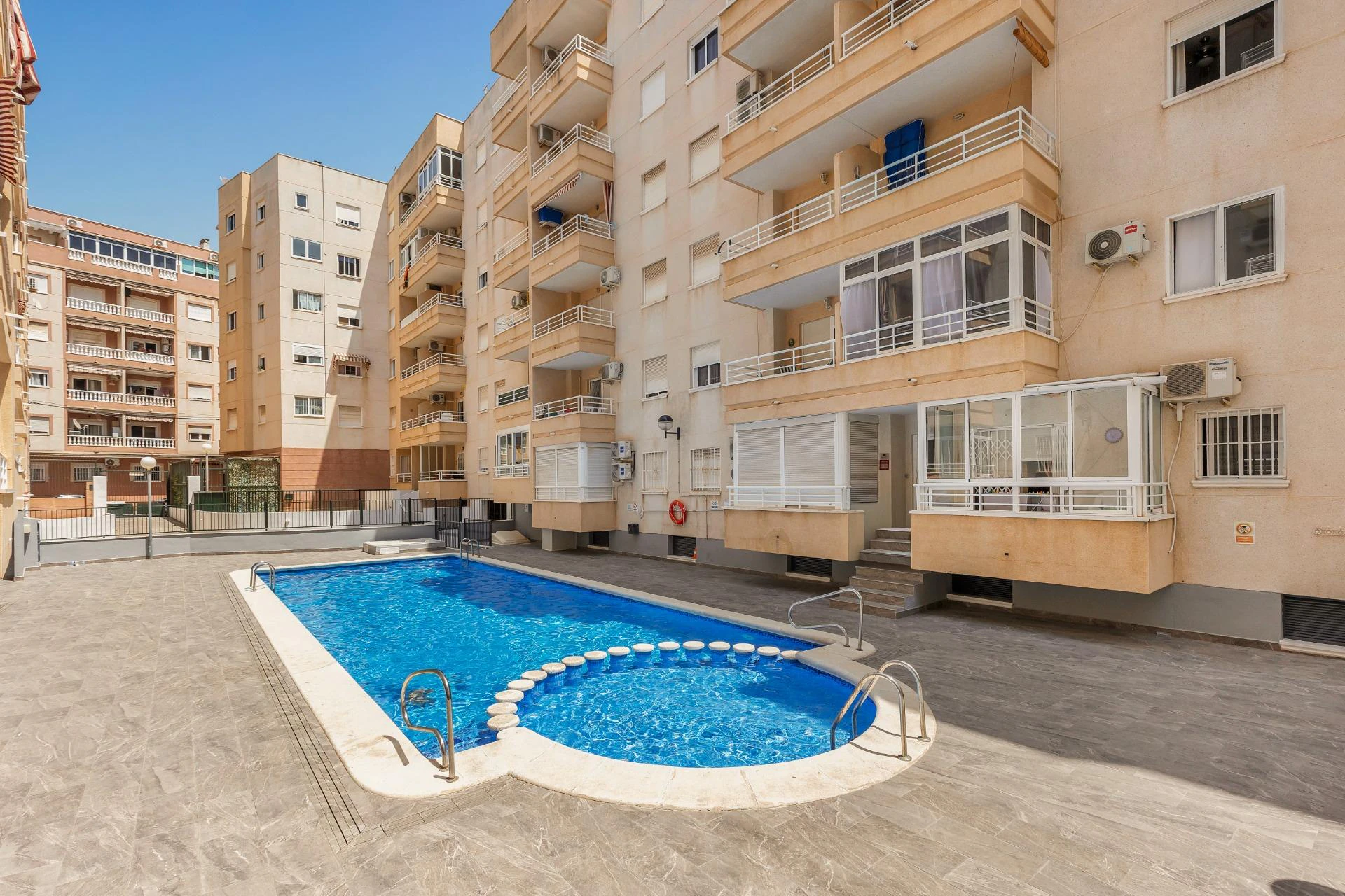 Bo ett stenkast från havet med pool, garage och ett oslagbart läge