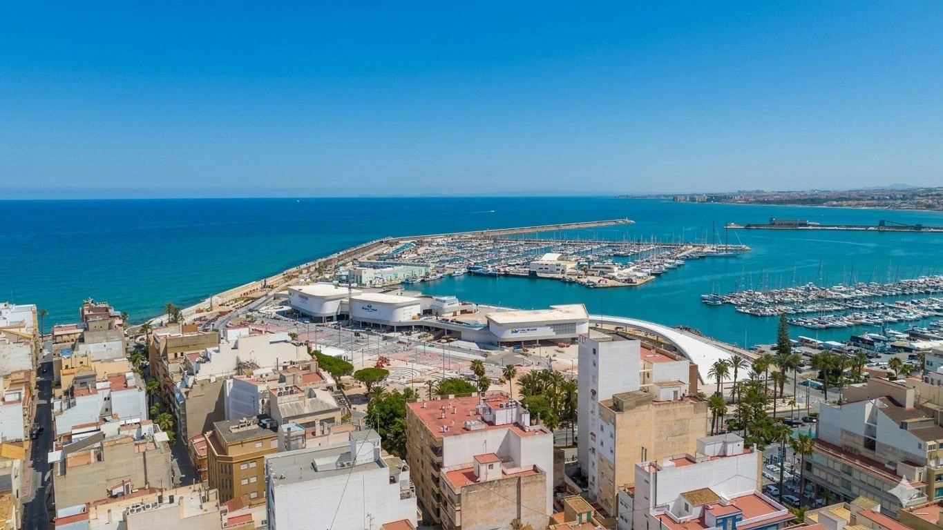 Strategiskt läge och stor värdeökningspotential i centrala Torrevieja.