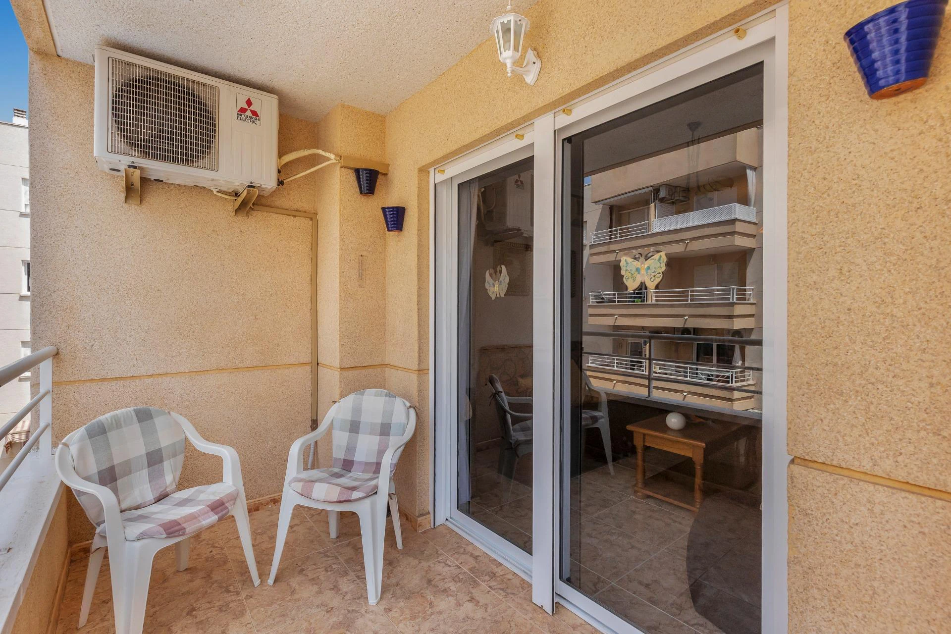 Bo ett stenkast från havet med pool, garage och ett oslagbart läge